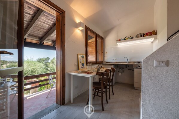 Kühlschrank, Mikrowelle, Herdplatte, Wasserkocher mit Kaffee-/Teezubehör