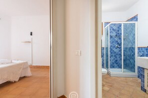 تجهيزات دش، مجففات شعر، مراحيض شطف، مناشف