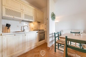 Réfrigérateur, four, plaque de cuisson, lave-vaisselle