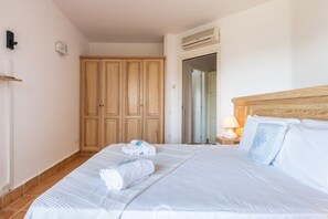 1 bedroom, iron/ironing board, travel cot, WiFi - Casa Perla - Domus de Maria (Domus De Maria)