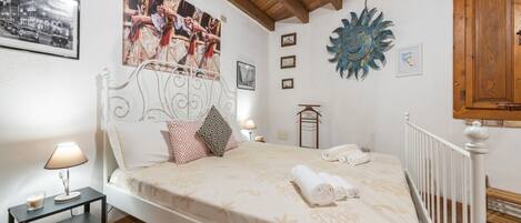 1 dormitorio, tabla de planchar con plancha, wifi y ropa de cama