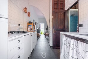 Frigorífico, placa de cocina y utensilios de cocina