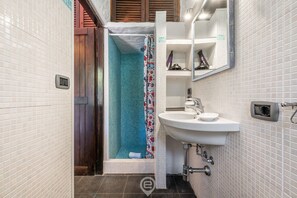 Dusche, Haartrockner, Bidet, Handtücher
