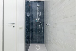 Bruser, hårtørrer, bidet, håndklæder