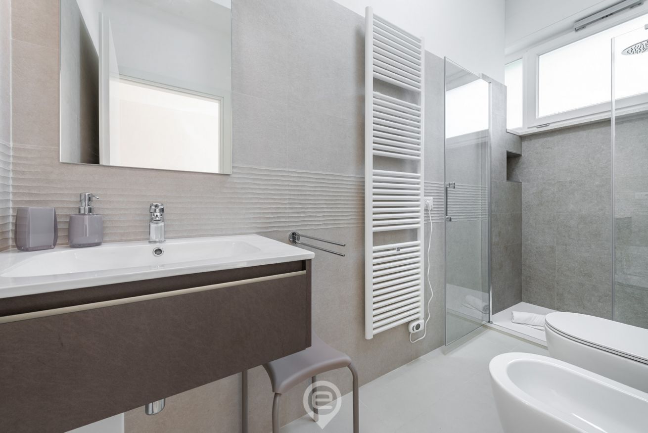 Een douche, een haardroger, een bidet, handdoeken