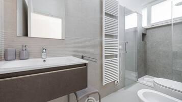 Een douche, een haardroger, een bidet, handdoeken