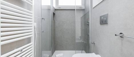 Dusche, Haartrockner, Bidet, Handtücher