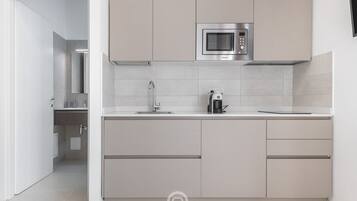 Kühlschrank, Mikrowelle, Herdplatte, Wasserkocher mit Kaffee-/Teezubehör