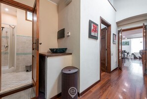 Bruser, hårtørrer, bidet, håndklæder