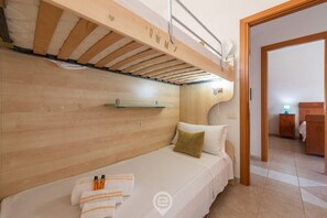 3 chambres, fer et planche à repasser, Wi-Fi, draps fournis