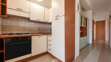 Réfrigérateur, four, plaque de cuisson, grille-pain