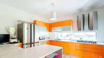 Kühlschrank, Mikrowelle, Ofen, Herdplatte