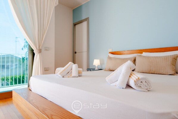 4 bedrooms, iron/ironing board, WiFi, bed sheets
