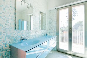 Dusche, Haartrockner, Bidet, Handtücher