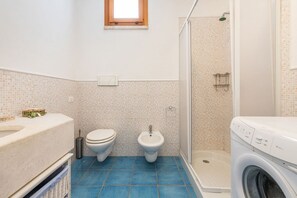 Dusche, Haartrockner, Bidet, Handtücher