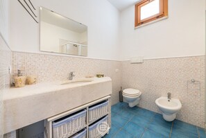 Dusche, Haartrockner, Bidet, Handtücher