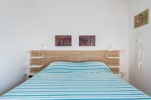 1 habitación, tabla de planchar con plancha, cuna de viaje y wifi 