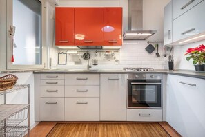 ثلاجة، فرن، موقد طهي مسطح، مستلزمات طهي/أطباق/أوعية