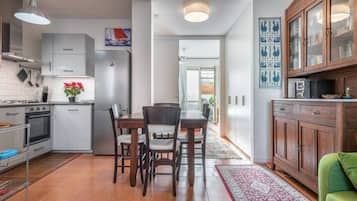 Réfrigérateur, four, plaque de cuisson