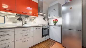 Kühlschrank, Ofen, Herdplatte, Kochgeschirr/Geschirr/Besteck