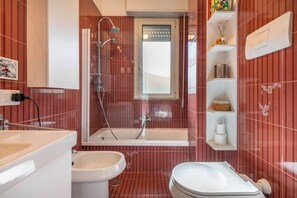 Combined shower/bathtub, hair dryer, bidet, towels