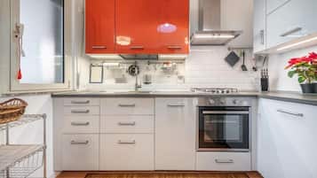 Frigorifero, forno, piano cottura, pentole/stoviglie/utensili