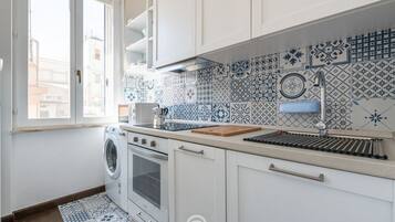 Réfrigérateur, four à micro-ondes, un four, surface de cuisson