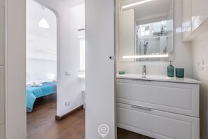 Dusche, Haartrockner, Bidet, Handtücher