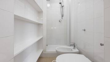 Douche, sèche-cheveux, bidet, serviettes fournies