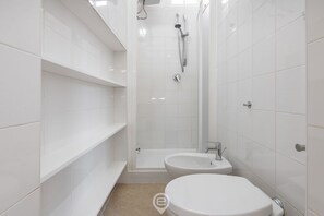 Regadera, secadora de cabello, bidet, toallas 