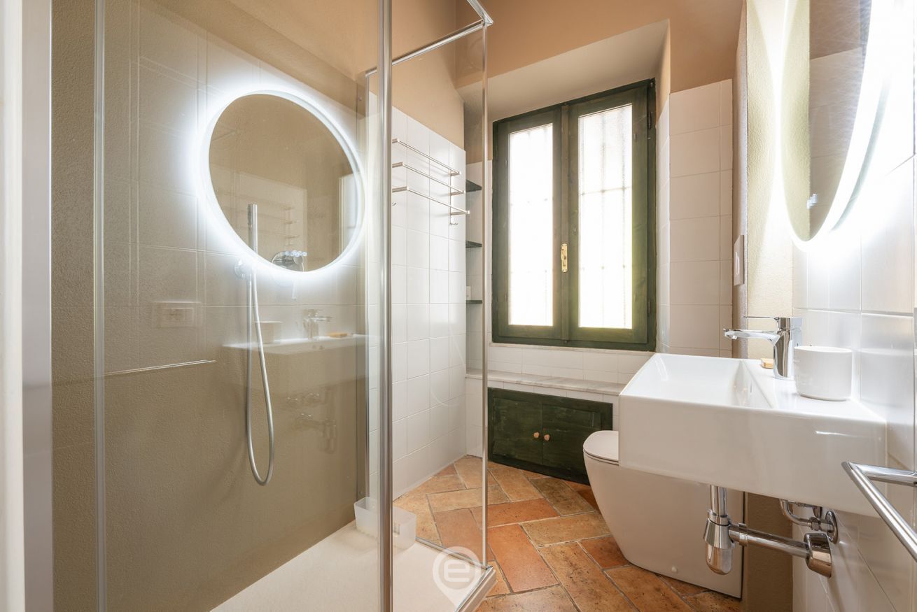Duschwanne, Haartrockner, Bidet, Handtücher