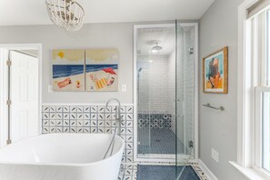Combined shower/bathtub, hair dryer, towels
