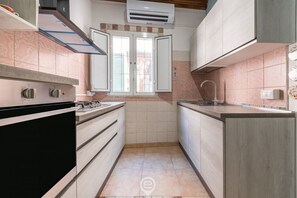 Kühlschrank, Ofen, Herdplatte, Wasserkocher mit Kaffee-/Teezubehör