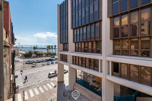 Ein modernes Gebäude mit großen Fenstern und Blick auf die Straße.
