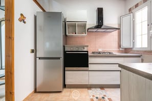 Frigorifero, forno, piano cottura, macchina per tè/caffè