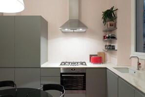 Frigorifero, microonde, forno, piano cottura