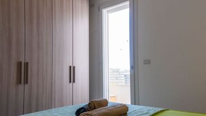 Una camera da letto con un letto, una finestra e un armadio.