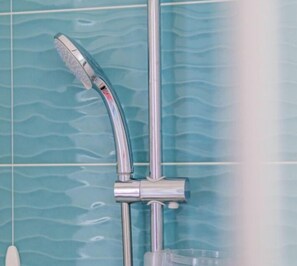 Een douche, een haardroger, een bidet, handdoeken
