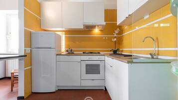 Fridge, oven, stovetop, coffee/tea maker