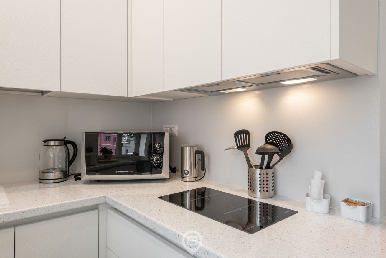 Réfrigérateur, micro-ondes, plaque de cuisson, cafetière/bouilloire