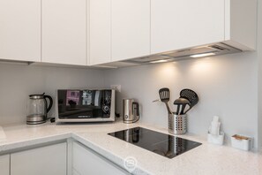 Réfrigérateur, micro-ondes, plaque de cuisson, cafetière/bouilloire