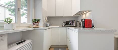 冷蔵庫、電子レンジ、コンロ、コーヒー / ティーメーカー