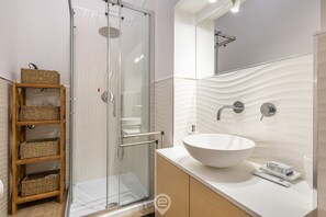 Dusche, Haartrockner, Bidet, Handtücher