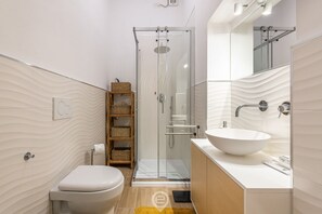 Shower, hair dryer, bidet, towels