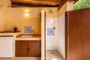 تجهيزات دش، مجففات شعر، مراحيض شطف، مناشف