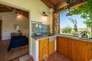 Kjøleskap, kokeplater og kjøkkenutstyr