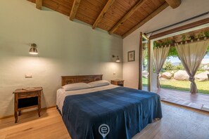1 bedroom, travel cot, WiFi, bed sheets