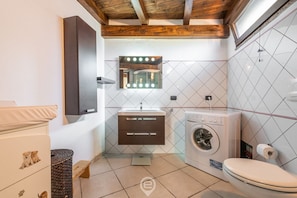 Douche, séchoir à cheveux, bidet, serviettes fournies