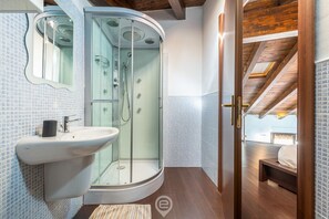 Douche, séchoir à cheveux, bidet, serviettes fournies