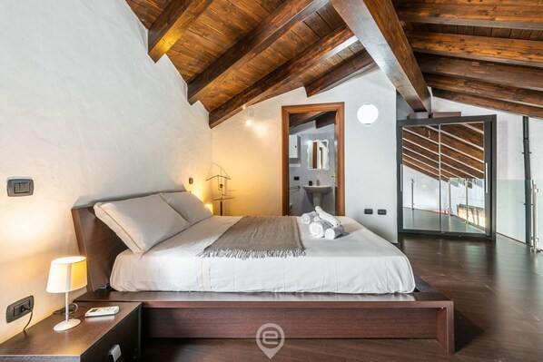 2 bedrooms, iron/ironing board, travel cot, WiFi